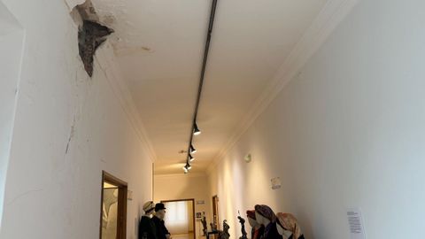 Humedades en los pasillos de la zona de arte gallego y lucense