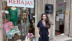 En la imagen, Eva Pena, ante su tienda de la calle Real, donde ayer colg� el cartel de rebajas