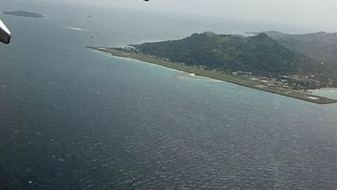 Vista area de la pista de aterrizaje del aeropuerto de Chuuk
