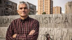 Rafael Mart�n S�nchez, de 45 a�os y militante de la Federaci�n Espa�ola de Naturismo, delante de la Ciudad de la Justicia
