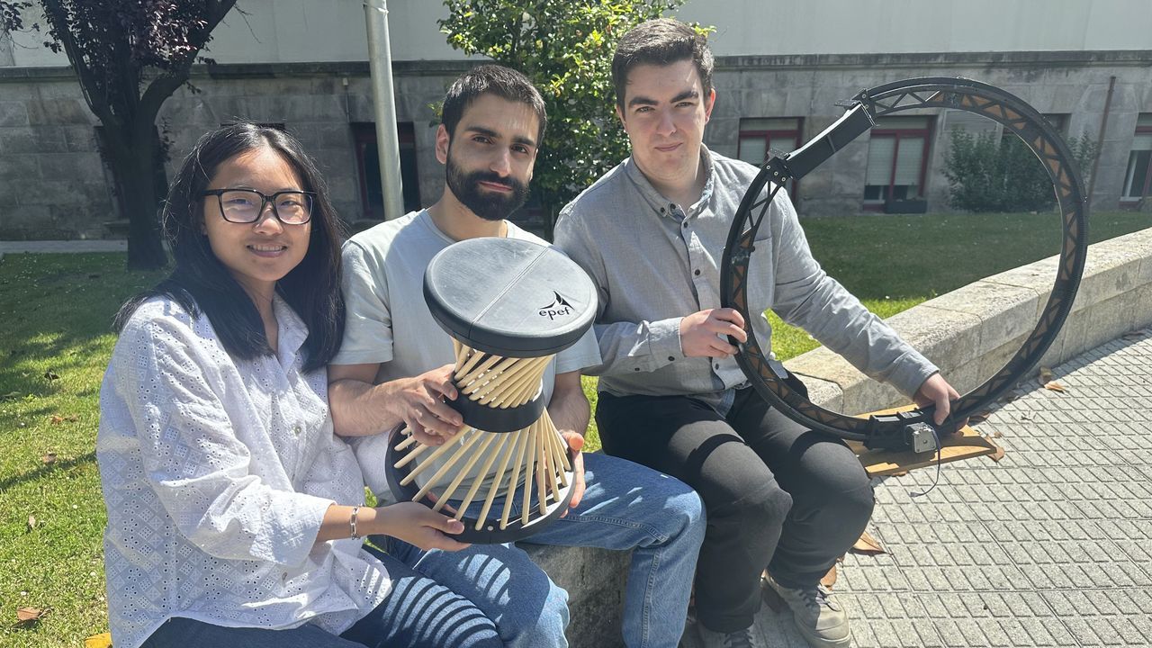 Alumnos de la Politécnica fabrican una banqueta y un soporte móvil con 3D