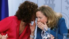 Mar�a Jes�s Montero comparte confidencias con Nadia Calvi�o en la rueda de prensa posterior al Consejo de Ministros
