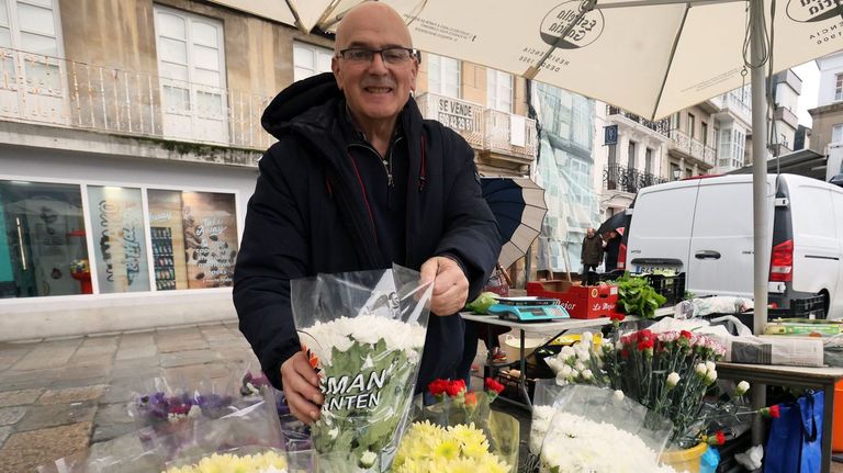 Adem�s de cultivar todo tipo de alimentos de huerta, Ignacio L�pez Balseiro (en la imagen, este jueves en el mercado semanal de la Praza Maior de Viveiro) tambi�n produce flor