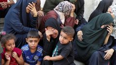 Mujeres y nios lloran por el asesinato de familiares en Gaza.