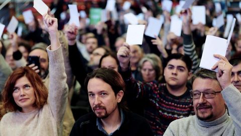 Pablo Iglesias, junto a Xavier Domenech y Elisenda Alamany durante la presentaci�n del programa electoral para el 21-D