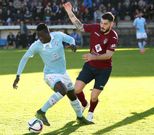 Pape Diop pugna por el bal�n en el centro del campo con el granate Alex Fern�ndez. 