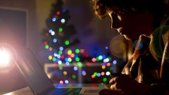 Un adolescente utiliza su ordenador port�til en Navidad.