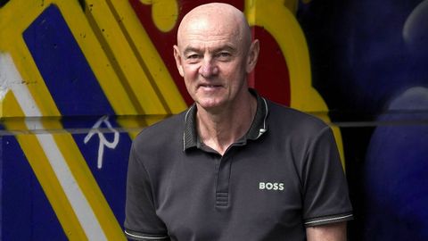 El excapit�n y exjugador del Real Oviedo, Viktor Onopko, actual segundo entrenador de Rusia durante el �ltimo entrenamiento del equipo este viernes en el Estadio Carlos Tartiere en Oviedo, de cara al partido de vuelta de la final del play-off de este s�bado ante el Mirand�s