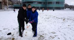 La Plaza de Galicia se convirti� en lugar de encuentro de los chavales.