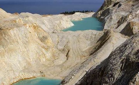 Dos de las balsas que rodean la explotaci�n inactiva del monte Neme, entre Malpica y Carballo, con el mar al fondo.