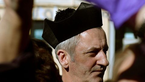  Un hombre disfrazado con un bonete, se manifiesta a las puertas de los juzgados de Valladolid, durante la celebraci�n del juicio contra la activista feminista Blanca Ca�edo