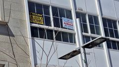 Carteles de alquiler de pisos en el centro de Pontevedra