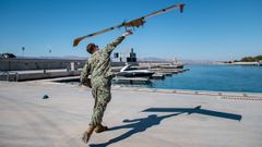 Un militar de EE.UU. lanza el Dron M5D-Airfox, en el ejercicio International Maritime Exercise 2022-Cutlass Express 2022, celebrado en Jordania