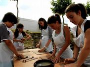 Los visitantes pueden iniciarse como oleiros en Bu�o.