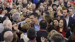 Pedro S�nchez, aclamado por militantes socialistas.