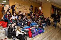 Los estudiantes de Maxisterio se preparaban para pasar su segunda noche en el gimnasio. 