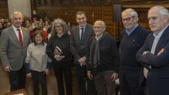 Entrega do galard�n. Valent�n Garc�a, Maribel Mart�n, Tereixa Constenla -a ga�adora, co libro na man-, Rom�n Rodr�guez, Ubaldo Rueda, Emilio P�rez Touri�o e Fernando Salgado, na entrega do premio Casino de Santiago.