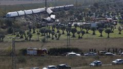 Servicios de emergencia trabajando en el lugar del accidente ferroviario de Urda.