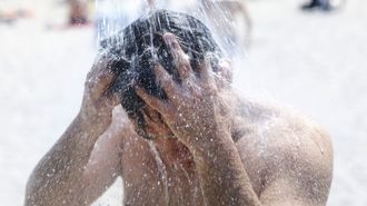 Un hombre se refrescaba esta ma�ana en la playa de Riazor, en A Coru�a