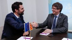 Carles Puigdemont y el presidente del Parlament, Roger Torrent, durante una reuni�n en Belgica el pasado miercoles