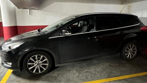 Uno de los veh�culos que apareci� con la ventanilla rota en un garaje de Ribeira.