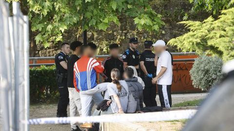 La policía, interviniendo después de la pelea a cuchillazos en la plaza de Barcelos.