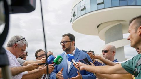 El presidente del principado de Asturias, Adrin Barbn (c), atiende a la prensa antes de su visita a la exposicin  Goya, ni ms ni menos  en el Centro Niemeyer de Avils