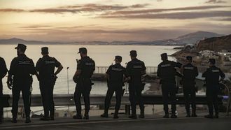 Efectivos de la Guardia Civil, Polic�a Nacional y Ej�rcito vigilan la frontera del Tarajal, en Ceuta, tras las llamadas en las redes a una nueva entrada masiva.