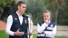 El presidente del Gobierno, Pedro S�nchez, y el presidente de Castilla-La Mancha, Emiliano Garc�a-Page, durante la reuni�n del Centro de Coordinaci�n Operativa Integrado (CECOPI), en el Centro 112 de Toledo este jueves