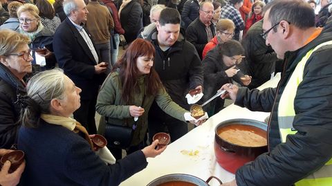 Un momento de la degustaci�n gratuita del caldo de �sos en Taboada