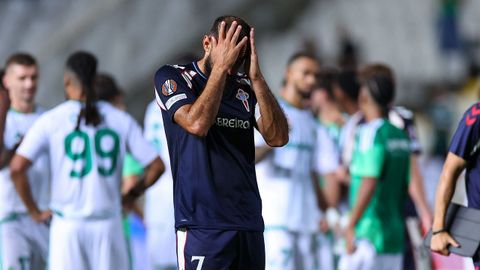 Borja Iglesias se lamenta tras la derrota del Celta en Nicosia.