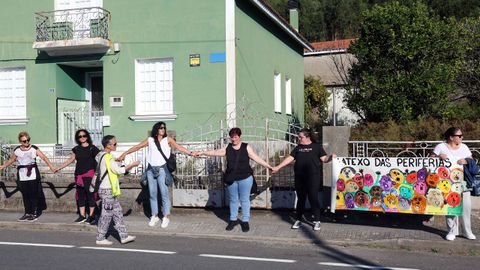 CADENA HUMANA DESDE EL HOSPITAL DEL BARBANZA AL CENTRO DE SALUD PARA PEDIR UNA SANIDAD PUBLICA DE CALIDAD