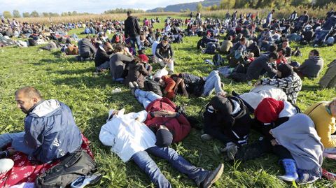 Cientos de refugiados tomndose un descanso cerca de Brezice, en Eslovenia
