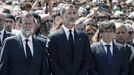 Felipe VI, acompa�ado de Rajoy y Puigdemont durante el minuto de silencio por los atentados que se guard� en la Plaza de Catalu�a el pasado viernes