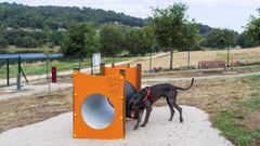 La Diputacin abri el pasado mes de julio un parque canino en el embalse de Cachamua, en el municipio de O Pereiro de Aguiar. El proyecto cost 50.000 euros y sirvi para habilitar una parcela de 1.500 metros cuadrados con elementos de juego y adiestramiento. 