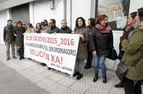 Un grupo de padres del IES de Cacheiras se concentr� ayer ante el Parlamento. 