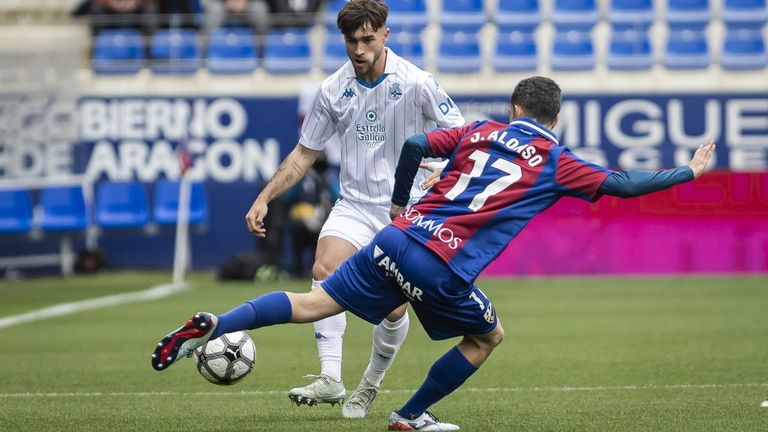 Altimira dando un pase ante la presi�n de un defensa del Huesca.