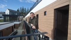 Miguel L�pez en las instalaciones del Hotel Capilla de Portomar�n, en honor a la Capela das Neves, por la que entran los peregrinos