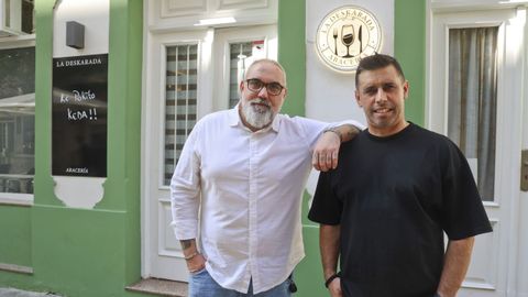 Los dos hosteleros, a las puertas de la abacería La Deskarada