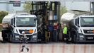 Trabajadores de una refiner�a de Esso llenan de combustible las cisternas de los caminones.