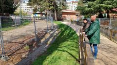 El concejal, Iv�n Puentes, en el paseo cubierto del Gafos que est� vallado por riesgo de desprendimiento