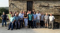 Integrantes del PP provincial y de la agrupaci�n local se reunieron en Zas para respaldar la candidatura de Noelia Santos Pose (delante, junto a David G�mez)
