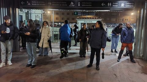 Numerosos viajeros se juntaron esta mañana de jueves en la estación de Vilagarcía al no llegar el tren de primera hora cuando ya debía arrancar la segunda frecuencia.