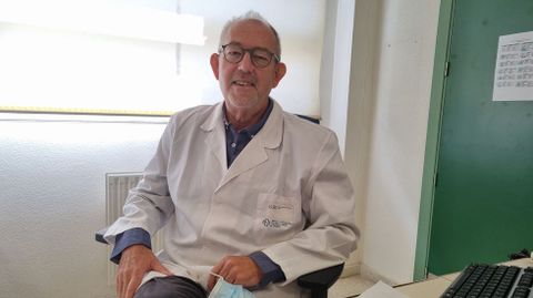 Carlos Revuelta es mdico en el centro de salud de O Barco