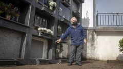 Daniel Mallo muestra el nicho que fue tapiado despu�s de que profanaran la tumba de su prima