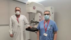 Balbino L�pez Seoane, jefe del servicio de radiolog�a, y Juan �lvarez Porta, supervisor de radiodiagn�stico, con el nuevo mam�grafo del Juan Cardona