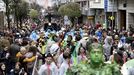 Un desfile del pasado Carnaval recorriendo las calles de la zona nueva.