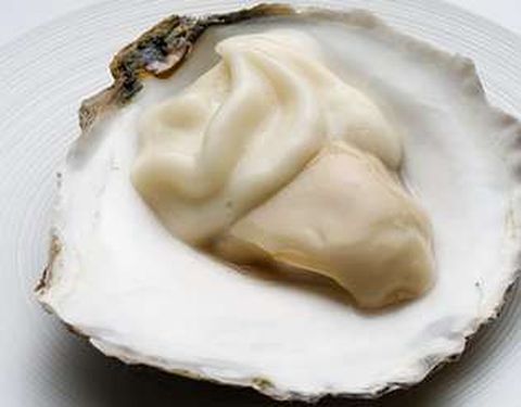 La ostra, servida en su concha.