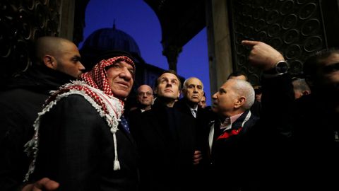 Macron, durante su visita a la mezquita de Al Aqsa