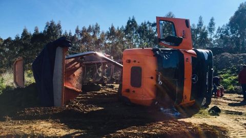 Cami�n volcado cuando descargaba tierra en una escombrera en Cancines, Corvera